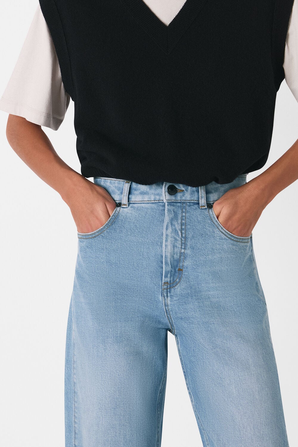 Light Wash Stretch Barrel Leg Jean
