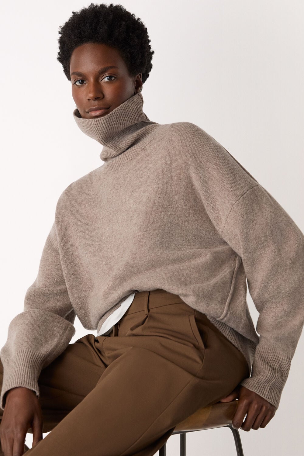 Wool Roll Curved Hem Knit