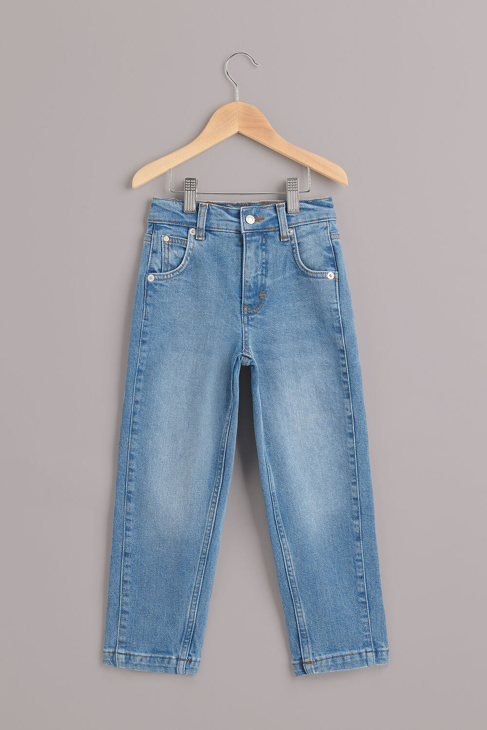 Light Wash Stretch Barrel Leg Jean