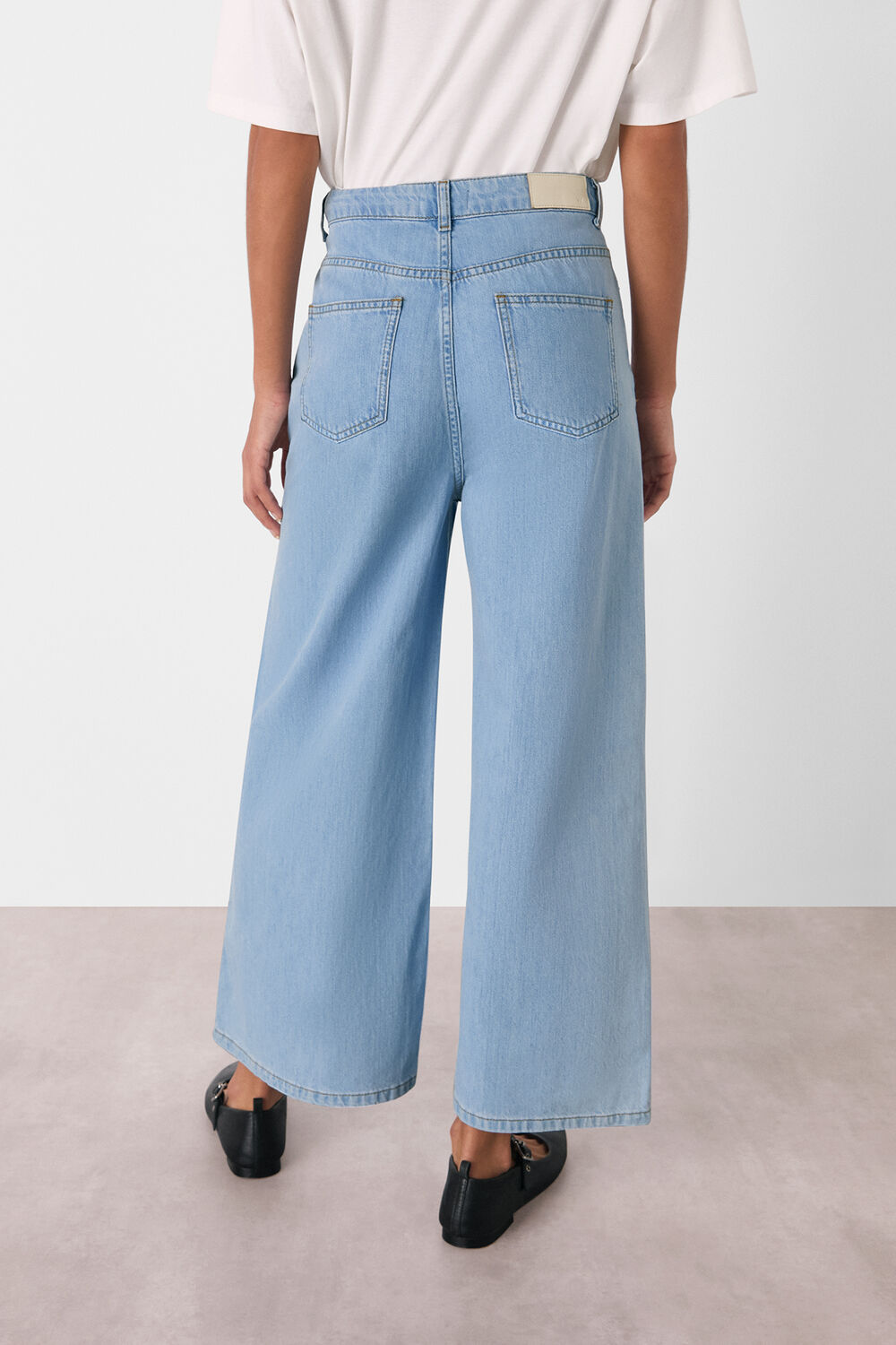 Light Wash Wide Leg Cropped Jean