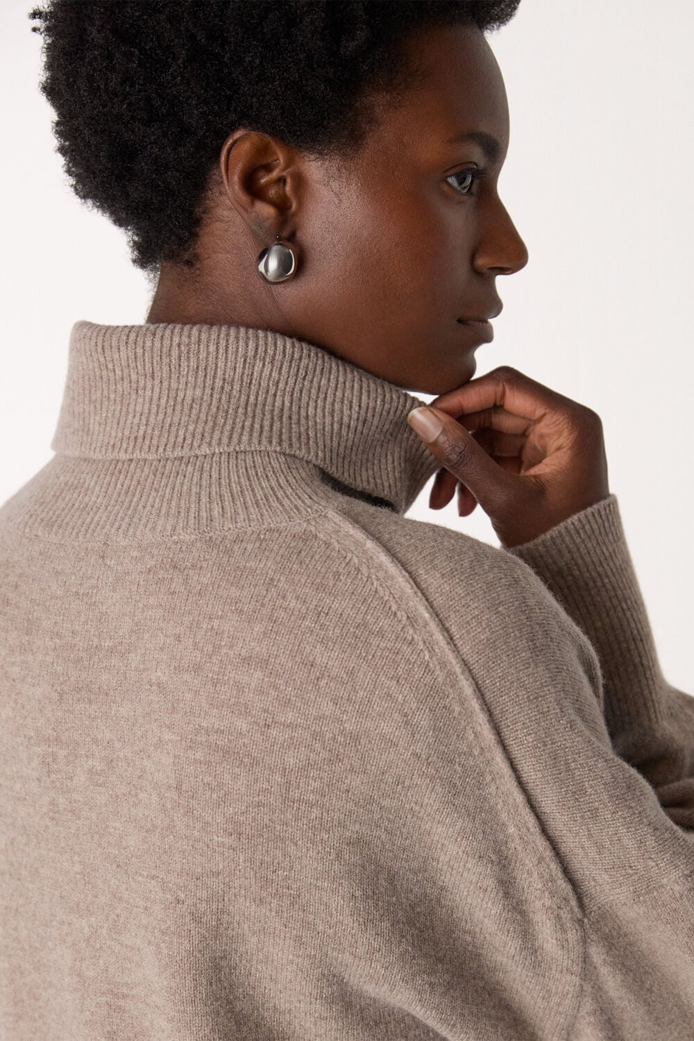 Wool Roll Curved Hem Knit