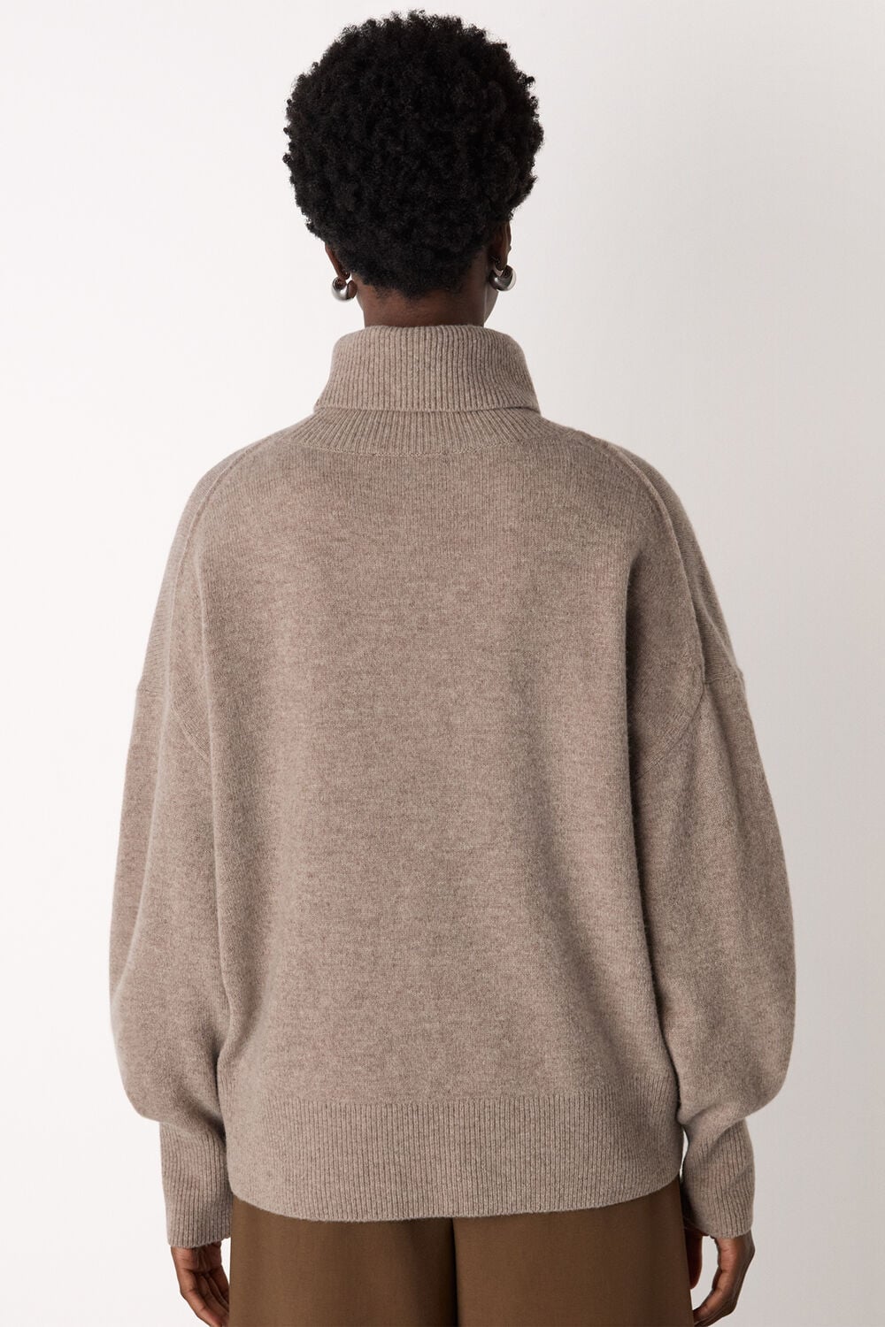 Wool Roll Curved Hem Knit