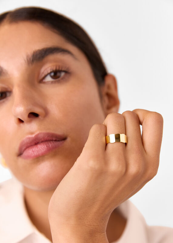 Gold Scalloped Edge Ring