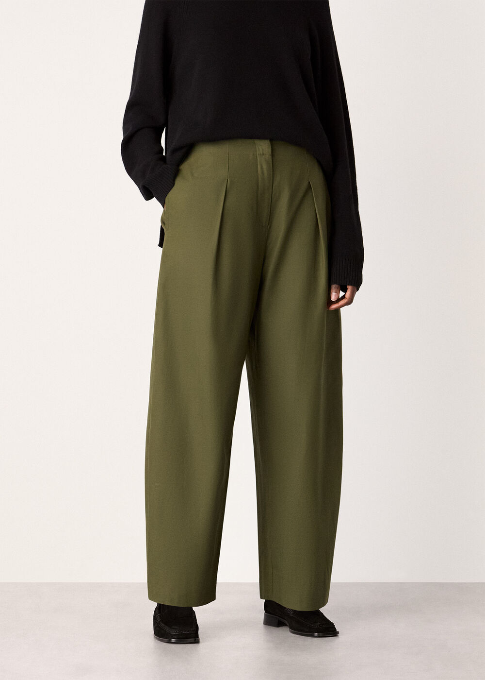 Pleat Front Barrel Trouser