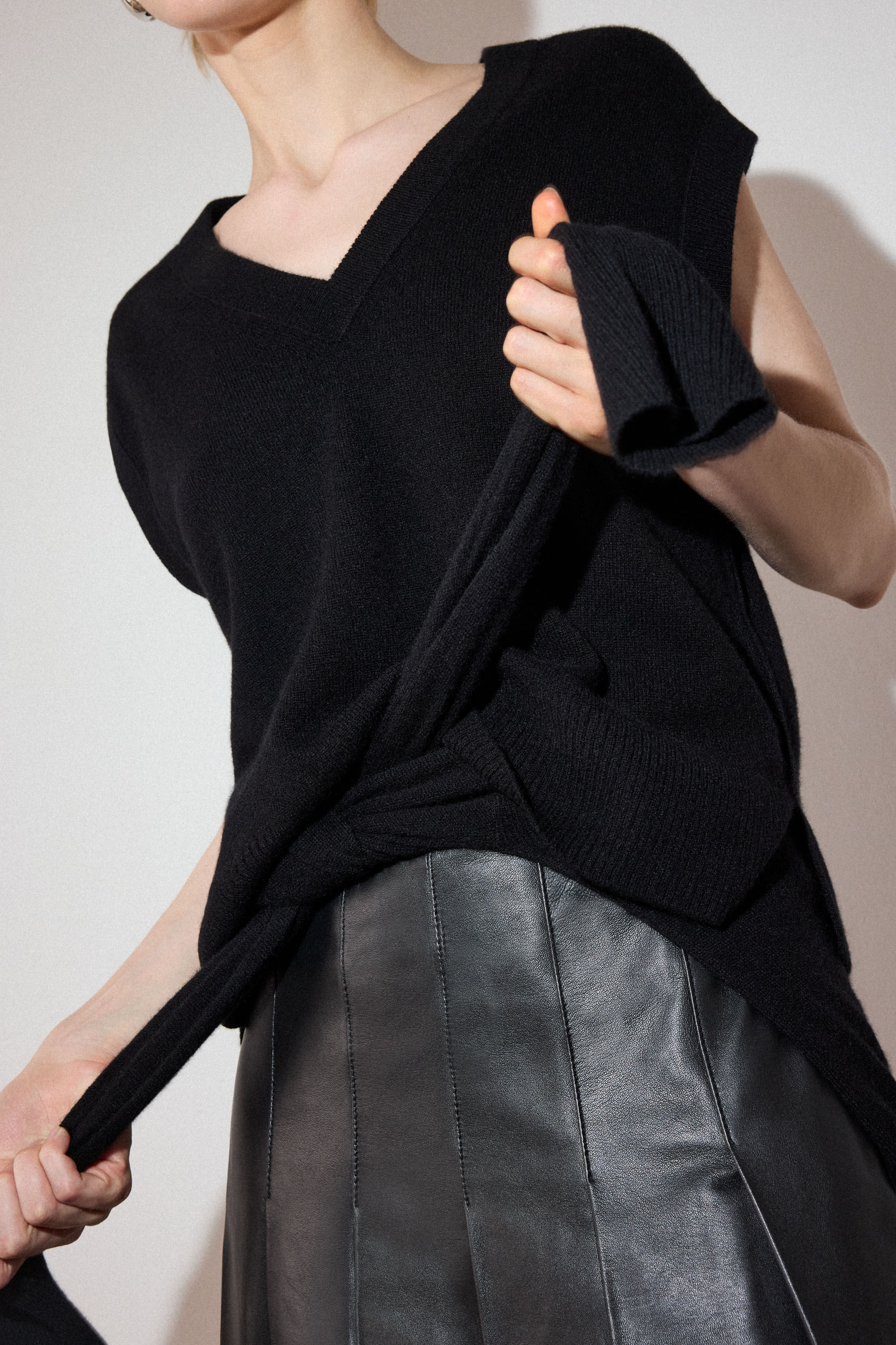 Women's Black Cashmere V Neck Sweater Vest | Whistles US |