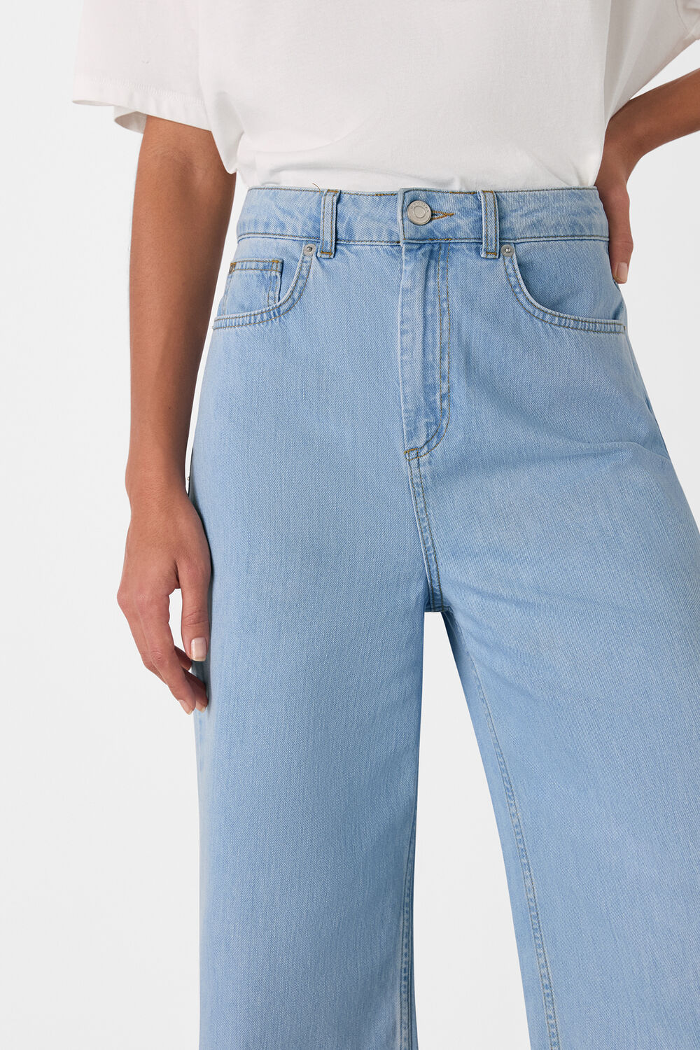 Light Wash Wide Leg Cropped Jean