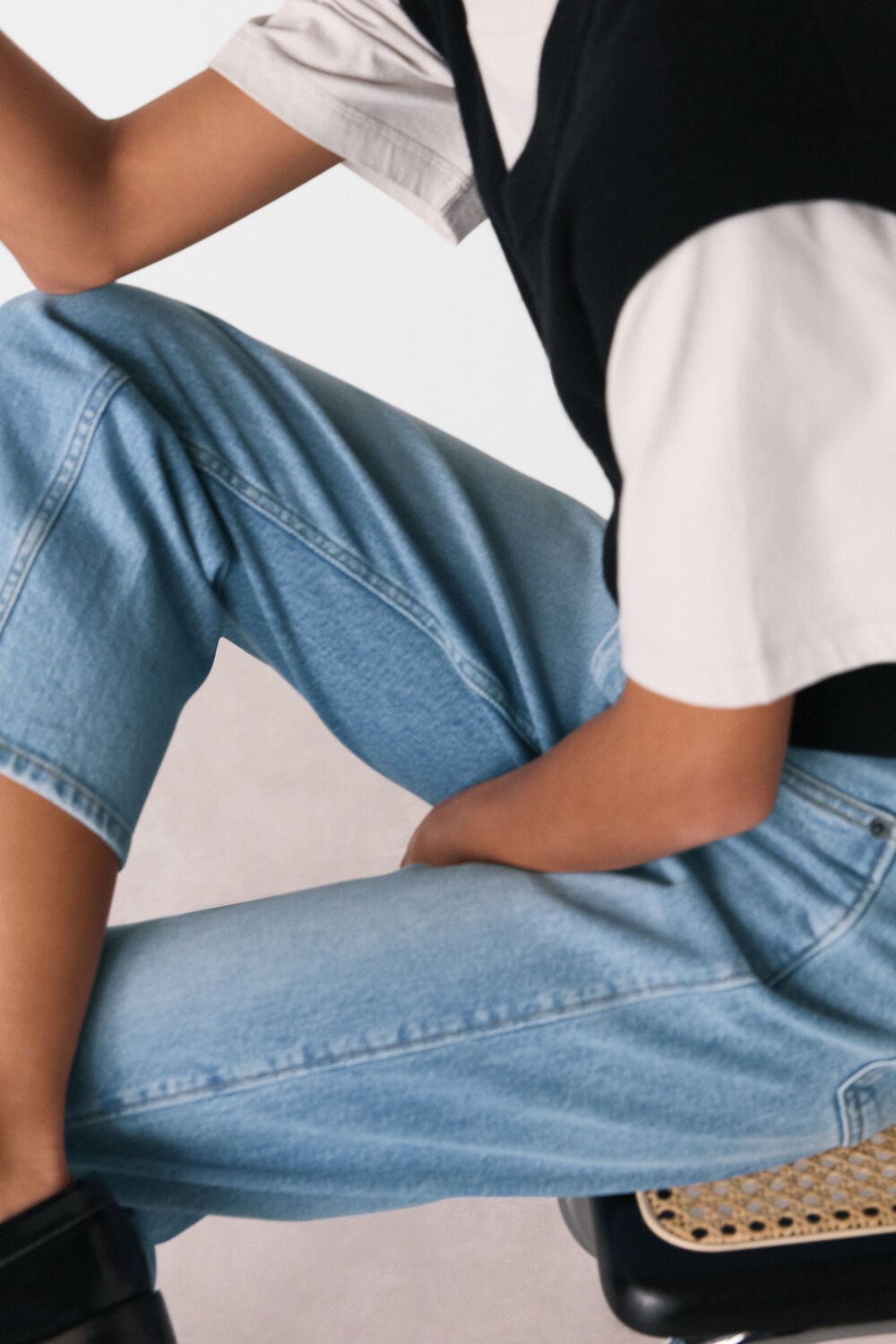Light Wash Stretch Barrel Leg Jean