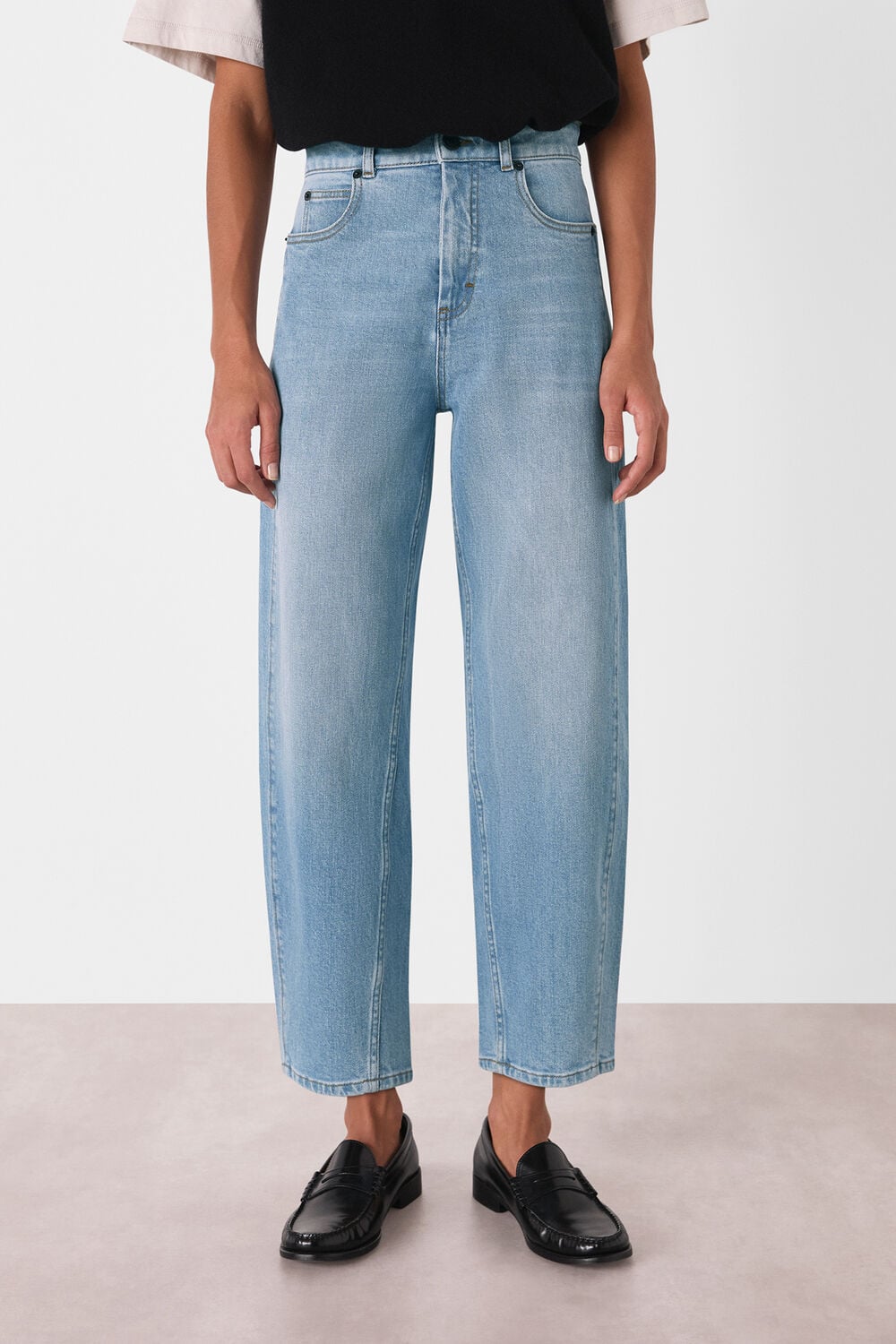 Light Wash Stretch Barrel Leg Jean