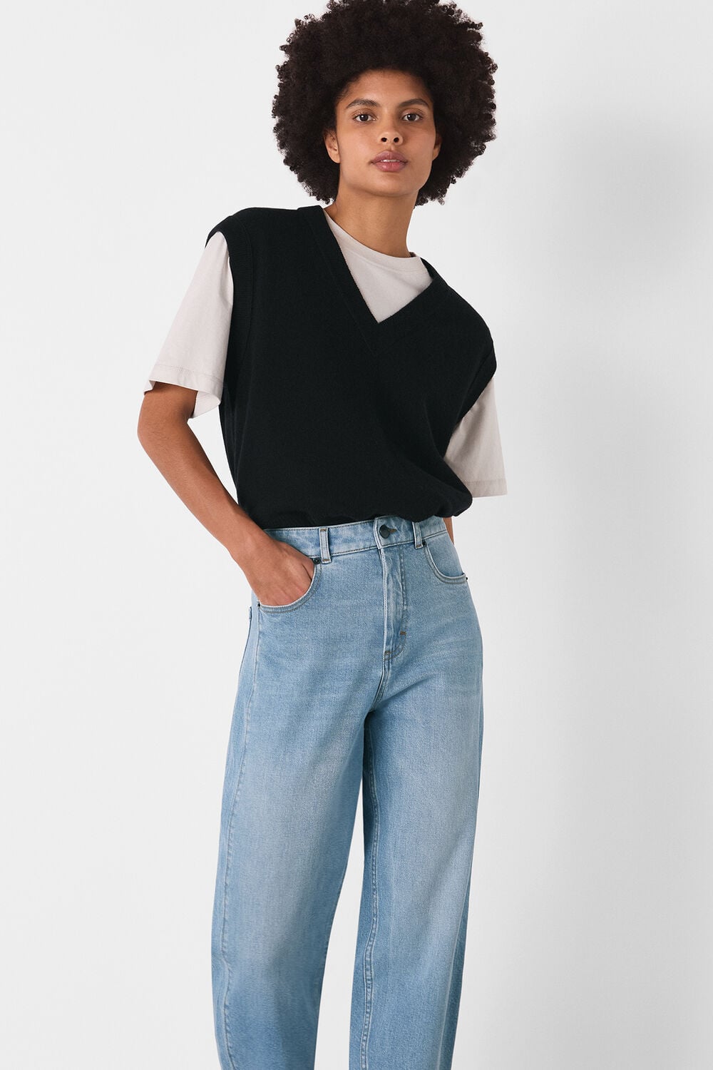 Light Wash Stretch Barrel Leg Jean