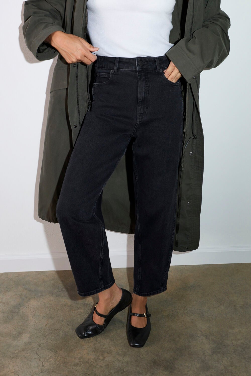 Black Petite Stretch Barrel Leg Jean