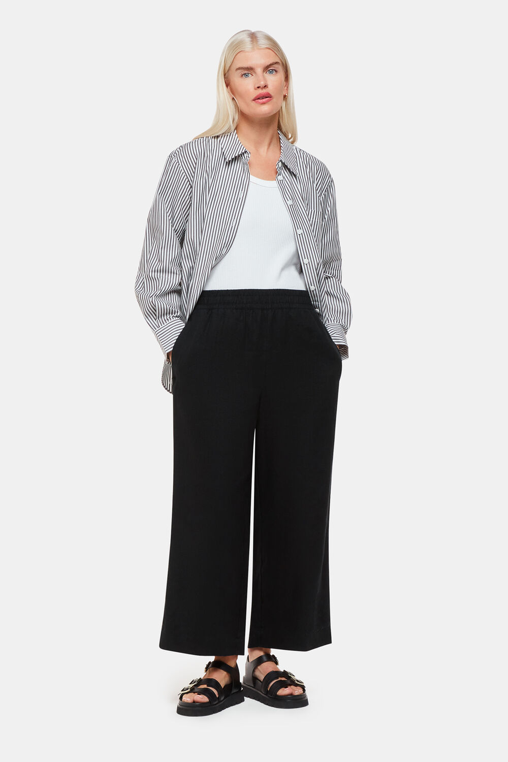 Black Petite Linen Pocket Pants&nbsp;