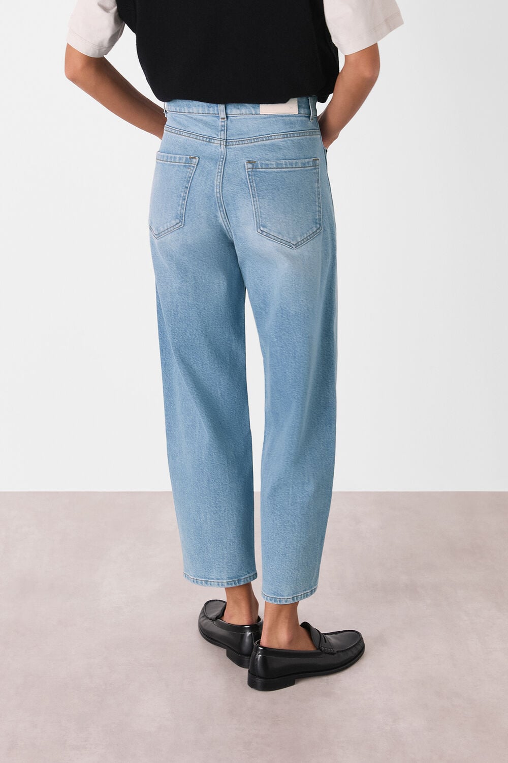 Light Wash Stretch Barrel Leg Jean
