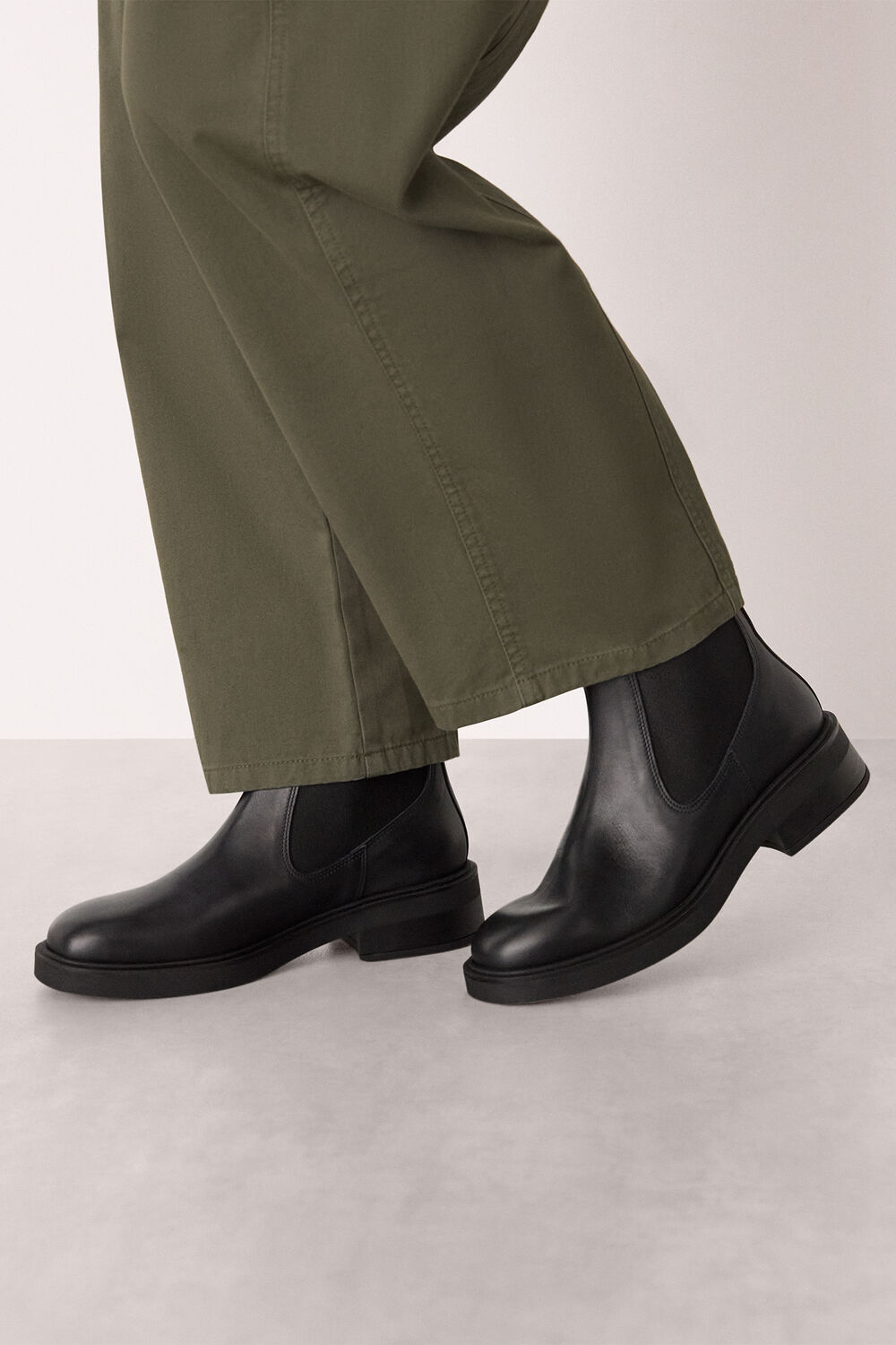 Black Elasticated Chelsea Boot