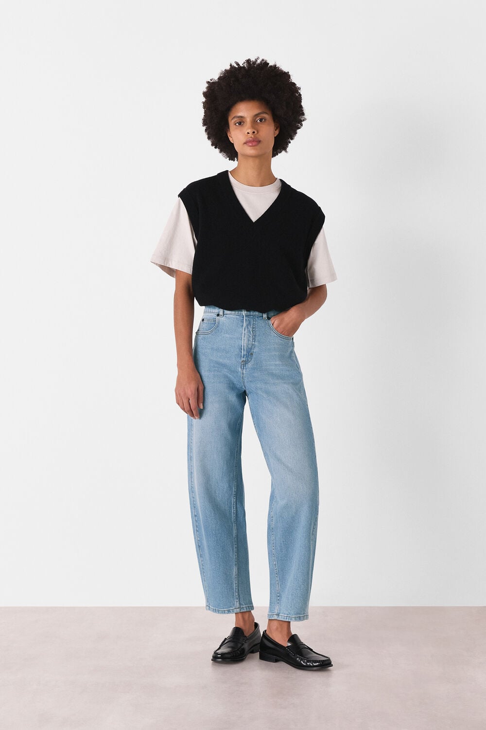 Light Wash Stretch Barrel Leg Jean
