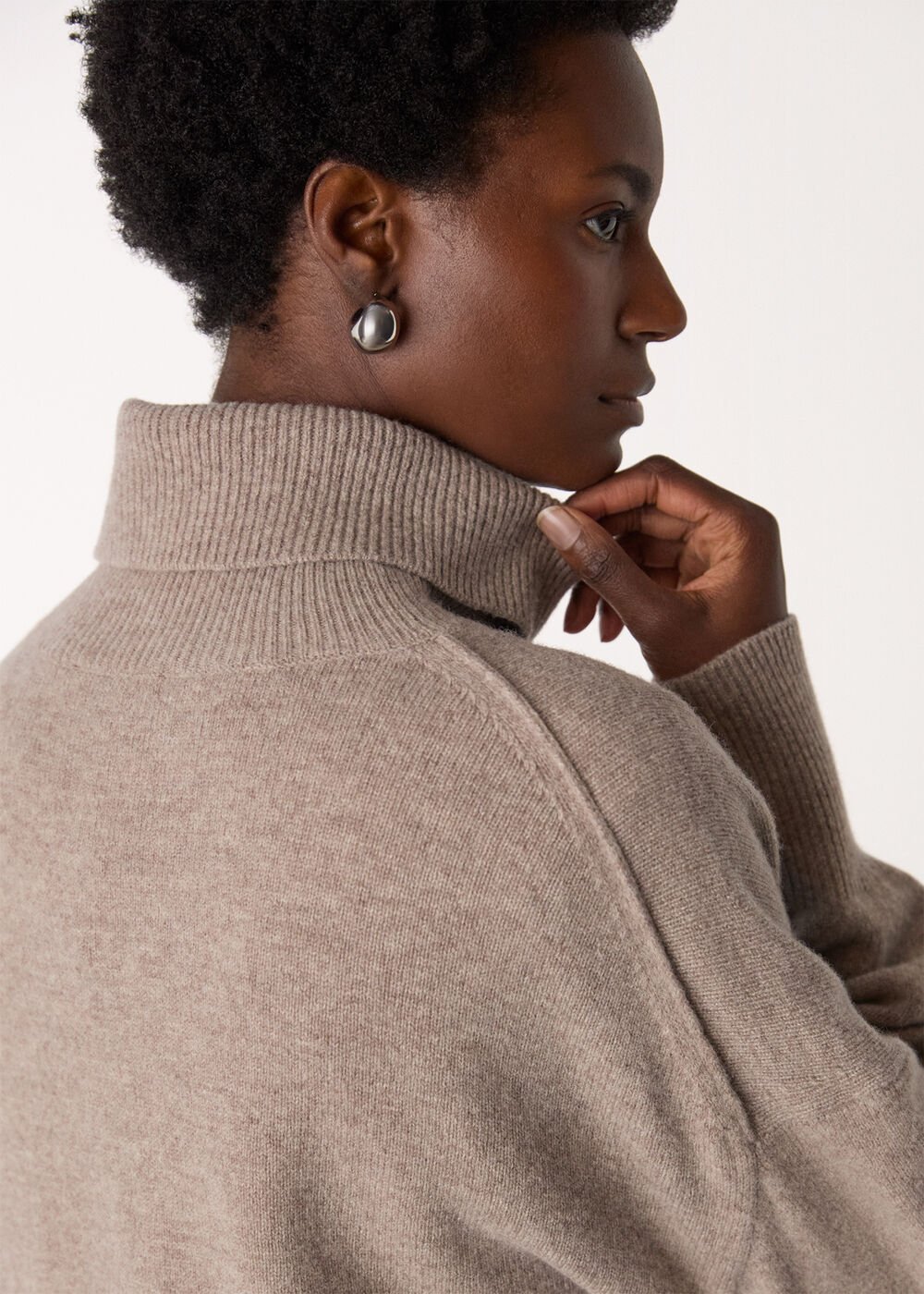 Wool Roll Curved Hem Knit