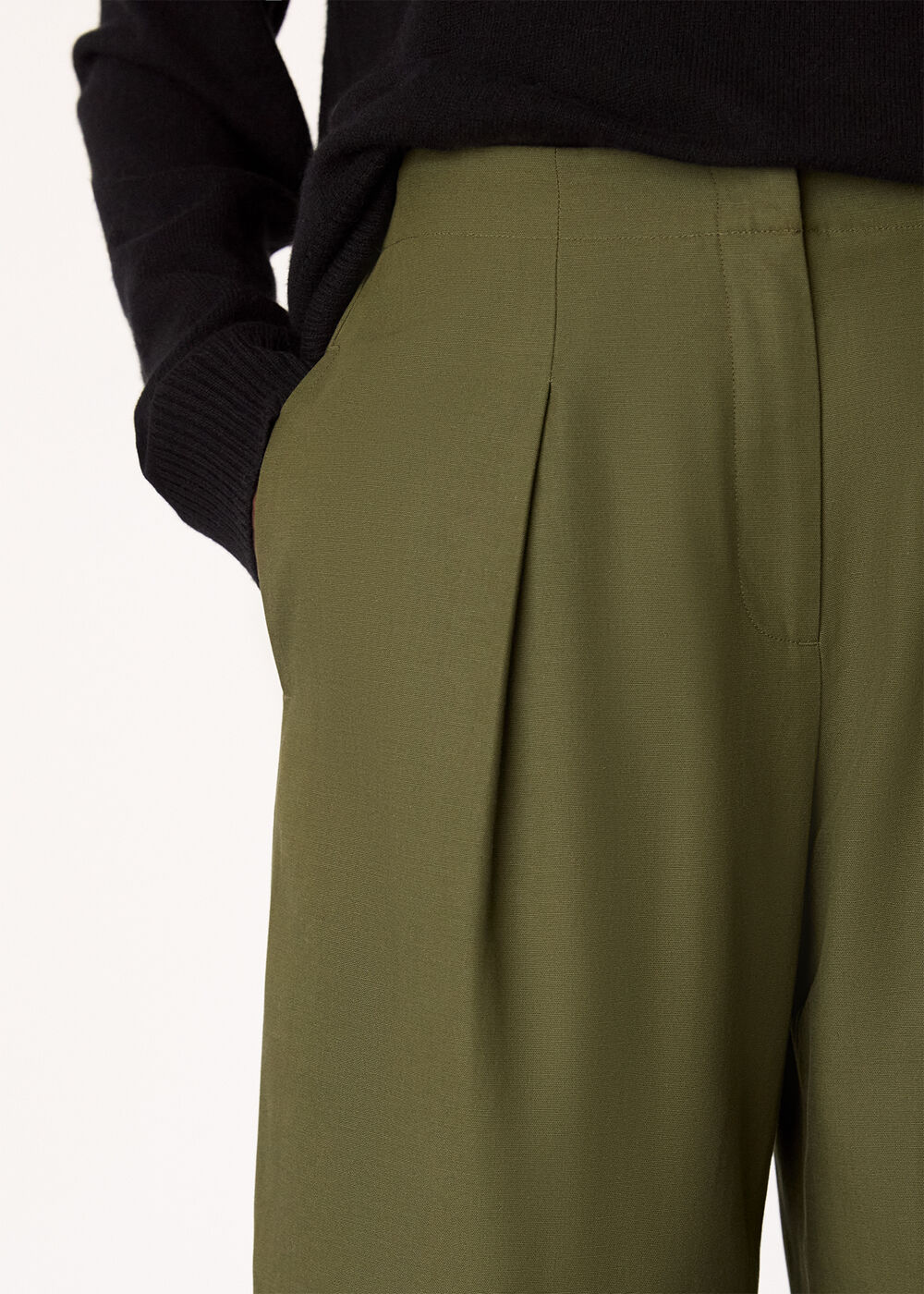 Pleat Front Barrel Trouser