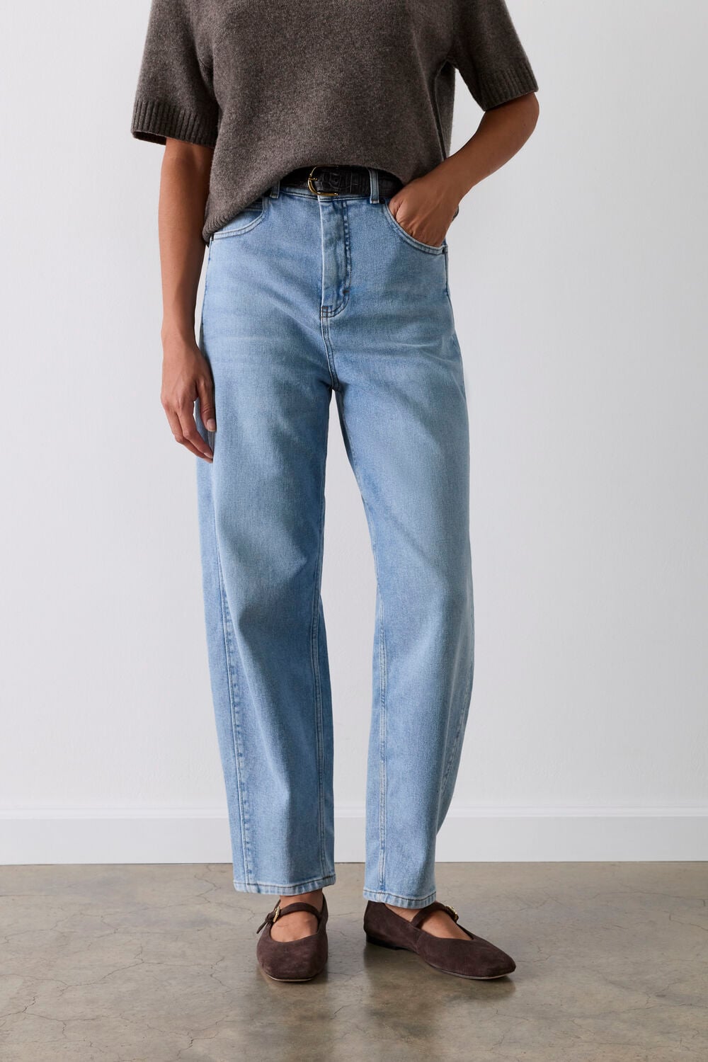 Light Wash Stretch Barrel Leg Jean