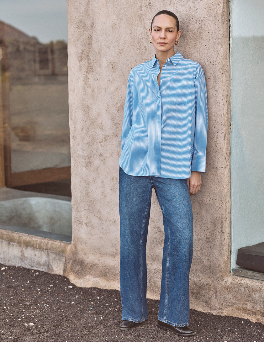 woman waerring denim jeans and blue shirt