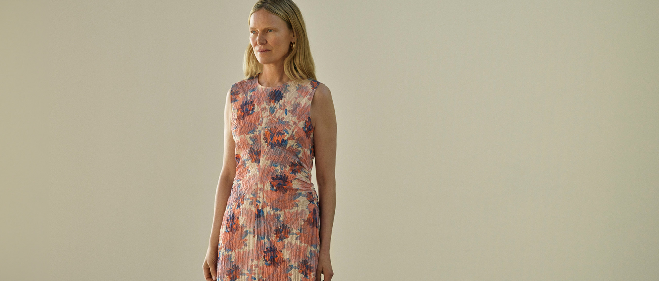 woman wearing sleeveless floral dress