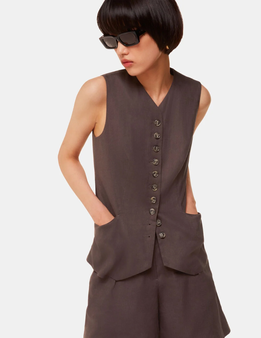 woman wearing funnel neck jumpers